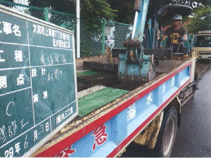 除去した舗装廃材（ガラ）を仮置き場や再生工場へ運搬。