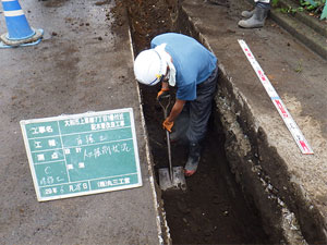 人の手による堀削（床掘工）