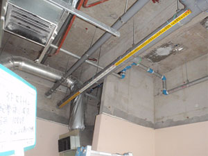 a）天井裏の配管施工状況